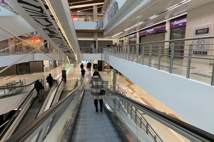 Các trung tâm thương mại rộng hơn 10 nghìn m2 ở các khu vực nguy cơ cao vắng hẳn khách vì chỉ được bán hàng thiết yếu.