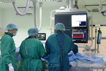 Ê kíp bác sĩ Bệnh viện đa khoa tỉnh Ninh Thuận thực hiện kỹ thuật chữa bệnh tim cho bệnh nhân. (Ảnh do bệnh viện cung cấp)