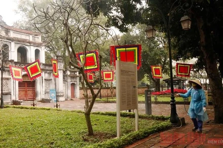 Phun khử khuẩn tại di tích Văn Miếu - Quốc Tử Giám trước khi mở cửa đón khách.