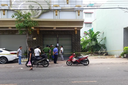 Ngành chức năng khám nghiệm hiện trường sáng cùng ngày.