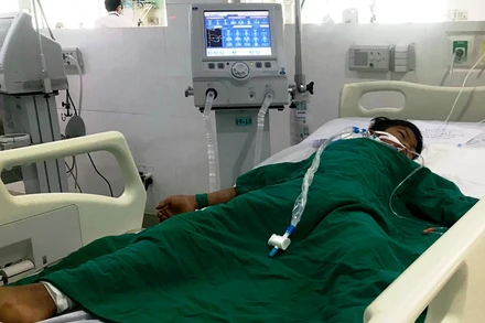 Bệnh nhân A Đoàn trong chùm ca bệnh nghi do ngộ độc tại thôn Kon Du, xã Măng Cành, huyện Kon Plông, tỉnh Kon Tum, đang được điều trị tại Khoa Hồi sức tích cực và chống độc, Bệnh viện đa khoa Kon Tum.