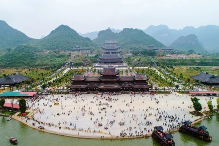 Du khách tới chùa Tam Chúc tăng đột biến trong ngày 14-3.