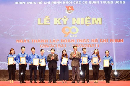 Các đồng chí Nguyễn Xuân Thắng và Huỳnh Tấn Việt tuyên dương các bí thư chi đoàn tiêu biểu cấp toàn quốc trong Khối.