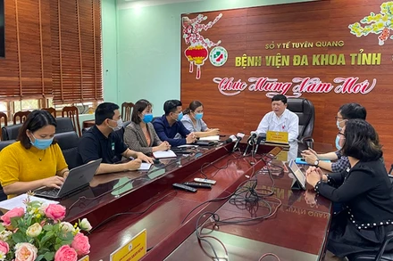BSCKII Phạm Quang Thanh, Giám đốc Bệnh viện đa khoa tỉnh Tuyên Quang trả lời phỏng vấn các cơ quan báo chí.
