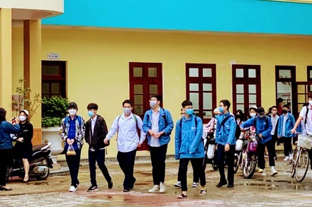 Học sinh trở lại trường học.