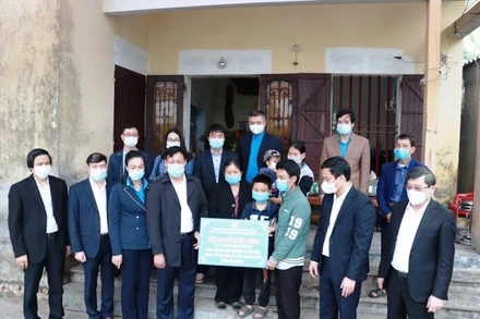 Trao sổ tiết kiệm cho con của nhân viên y tế Hải Dương tử vong