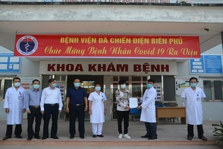 Sở Y tế tỉnh Điện Biên trao chứng nhận khỏi bệnh bệnh nhân 1972.