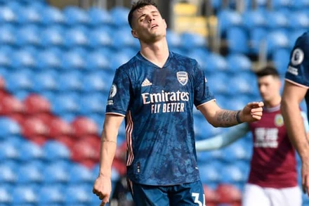 “Tội đồ” Xhaka khiến Arsenal bị mất điểm trước Burnley.