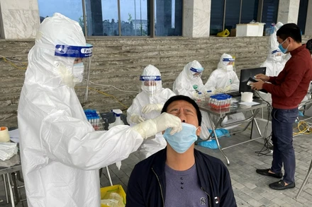 CDC Hải Dương lấy mẫu xét nghiệm SARS-CoV-2 cho học sinh, sinh viên .