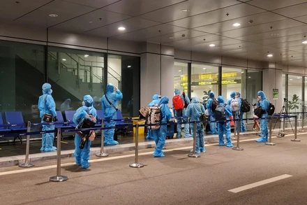 Các công dân Việt Nam đều được kiểm tra y tế chặt chẽ theo quy định phòng, chống dịch.