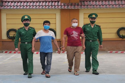 Dẫn giải đối tượng Lô Văn Dậu và Lương Du Lan bàn giao lực lượng chức năng.