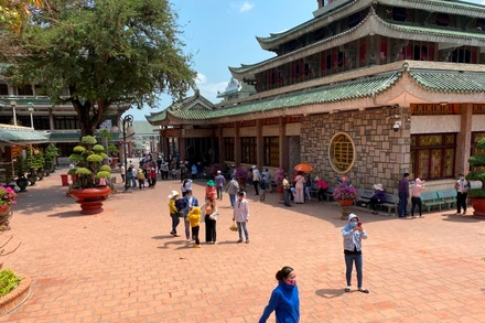 Du khách đến Miếu Bà Chúa xứ Núi Sam đều đeo khẩu trang phòng, chống dịch.