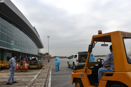 Lực lượng chức năng ở Cảng hàng không Thọ Xuân phun khử khuẩn phòng chống dịch.