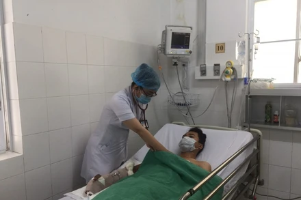 Bác sĩ thăm khám cho bệnh nhân N.V.T. bị rắn chàm quạp cắn.