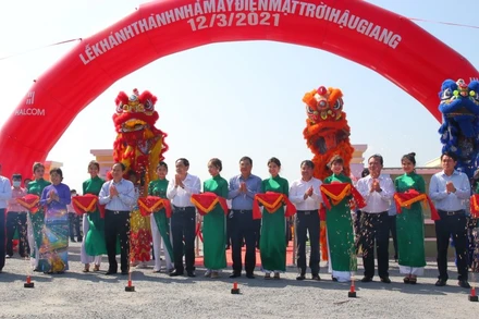 Nghi thức cắt băng khánh thành nhà máy.