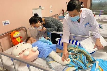 Các bác sĩ thăm khám cho bệnh nhi. 