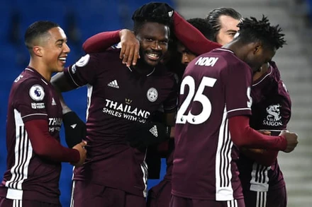 Các cầu thủ Leicester mừng trận thắng Brighton 2-1.
