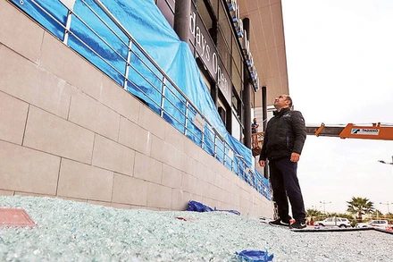 Một tòa nhà thiệt hại sau vụ bắn tên lửa vào Irbil Iraq ngày 16-2. Ảnh | AFP