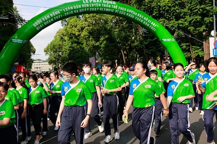 Các em học sinh tham gia Ngày chạy Olympic.