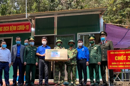 Thăm, tặng quà cho các chiến sĩ tại các điểm chốt phòng chống dịch Covid-19. (Ảnh: Tỉnh đoàn Nghệ An)