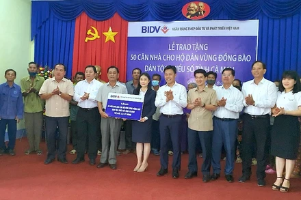 Lãnh đạo tỉnh Cà Mau và đơn vị tài trợ trao tượng trưng 50 căn nhà cho hộ đồng bào dân tộc thiểu số Cà Mau.