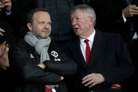 Phó Chủ tịch Ed Woodward, người mang tiền về MU, bên cạnh Sir Alex, người kiến tạo vinh quang. (Ảnh: Getty Images)