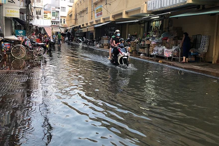 Một tuyến đường nội ô bị nước ngập.