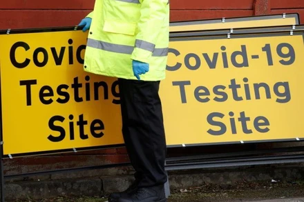 Anh thiết lập trung tâm xét nghiệm di động trong bối cảnh bùng phát dịch bệnh Covid-19. Ảnh: Reuters.
