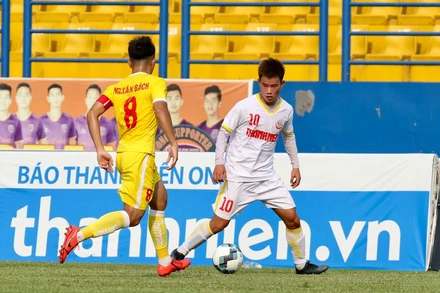 U19 Sông Lam Nghệ An (áo vàng) có chiến thắng đậm 3-0 trước U19 Hoàng Anh Gia Lai. (Ảnh: VFF)