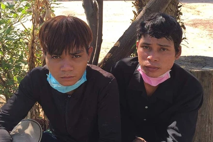 Hai đối tượng A Thứ và Rơ Man Hung bị bắt giữ tại thôn 5, xã Ia Đal, huyện Ia H’Drai sau khi trốn khỏi khu cách ly tập trung của Bộ đội Biên phòng tỉnh Kon Tum.