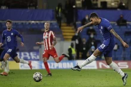 Emerson (áo xanh, phải) ấn định chiến thắng 2-0 cho Chelsea.