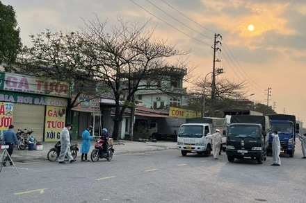 Chốt kiểm soát dịch Covid-19 luôn kiểm tra chặt chẽ các phương tiện vận tải qua lại.