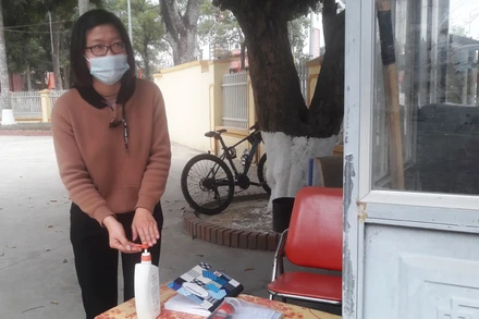 Công dân huyện Thọ Xuân đeo khẩu trang, rửa tay khử khuẩn khi đến nơi đông người