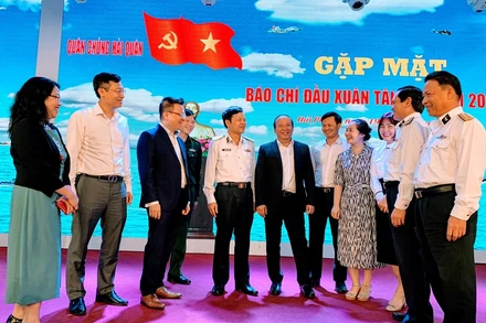 Lãnh đạo Bộ Tư lệnh Hải quân trao đổi với phóng viên báo chí và các cơ quan liên quan.