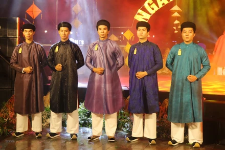 Trình diễn áo dài ngũ thân truyền thống. Ảnh: TTXVN.