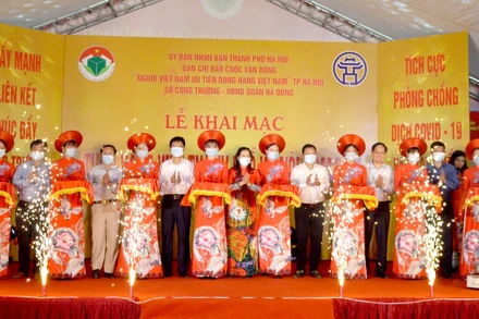 Cắt băng khai mạc Tuần hàng Việt TP Hà Nội tại quận Hà Đông.