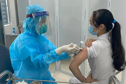 Tiêm vaccine đầu tiên đã được thực hiện tại Bệnh viện Nhiệt đới T.Ư cơ sở 2 vào sáng 8-3. 