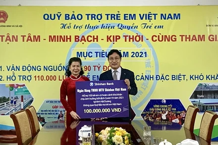 Bà Lê Tuyết Mai, Phó Giám đốc Quỹ Bảo trợ Trẻ em Việt Nam nhận tượng trưng số tiền hỗ trợ cho trẻ em Hải Dương từ ông Cho Mun Sung, Phó Tổng Giám đốc Shinhan Việt Nam.
