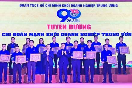 Lãnh đạo Khối Doanh nghiệp T.Ư và T.Ư Đoàn trao Bằng khen tặng các đơn vị chi đoàn mạnh trong Khối.