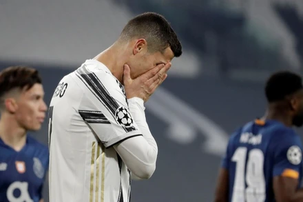 Cristiano Ronaldo và Juventus cay đắng rời cuộc chơi Champions League. (Ảnh: Getty Images)