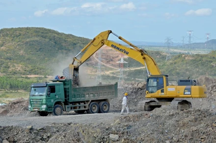 Thi công gói thầu XL-01, đoạn Vĩnh Hảo - Phan Thiết tại vị trí núi Ông Mục, xã Vĩnh Hảo, huyện Tuy Phong (Bình Thuận).