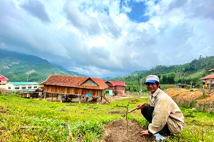 Vào làng thanh niên lập nghiệp, Đinh Văn Soi có được nhà cửa, vườn bưởi trên đồi là cơ hội thoát cái nghèo bao năm.