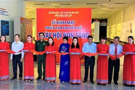 Lãnh đạo Sở Văn hóa - Thể thao và Du lịch tỉnh Đắk Lắk, Bảo tàng tỉnh và đại diện các ngành liên quan cắt bắt khai mạc triển lãm.
