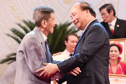 NSND Trần Hạnh Thủ tướng Nguyễn Xuân Phúc hỏi thăm tại Lễ phong tặng danh hiệu NSND năm 2019.