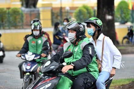 Tài xế chạy xe công nghệ Gojek.