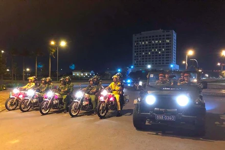 Lực lượng chức năng Cà Mau trong một đợt ra quân tuần tra bảo đảm tình hình ANTT, trật tự ATGT.