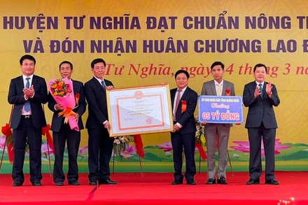 Trao quyết định của Thủ tướng Chính phủ công nhận huyện Tư Nghĩa đạt chuẩn NTM năm 2019.