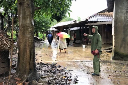 Các hộ dân sinh sống trong lòng hồ thủy lợi Krông Pách Thượng buộc phải di dời phục vụ thi công công trình. 
