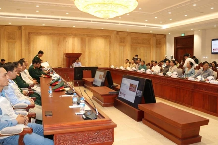 Sau khi Tổng Bí thư, Thủ tướng Lào Thongloun Sisoulith đi kiểm tra một số hạng mục chính, cuộc họp diễn ra tại phòng họp Ủy ban Thường vụ Quốc hội.