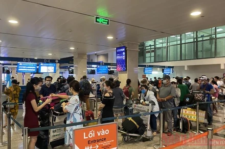 Hành khách chờ làm thủ tục tại Sân bay quốc tế Tân Sơn Nhất, TP Hồ Chí Minh.